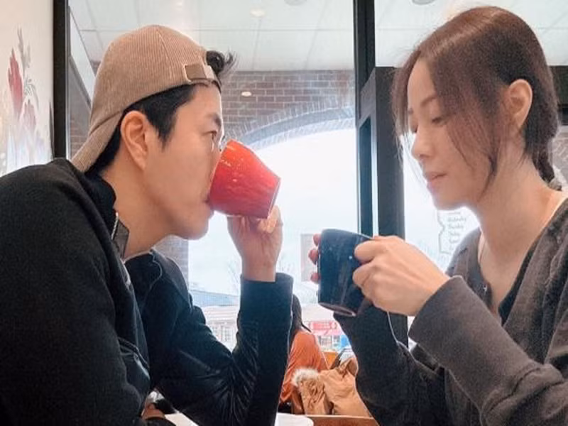 Tài tử hết lời khen vợ: "Đối với tôi, cô ấy luôn mới mẻ. Son Tae Young luôn tỏa ra một mùi hương rất đặc biệt và lúc nào cũng xinh đẹp". Ảnh: Bảo vệ công lý