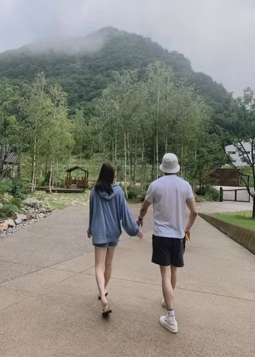 Kwon Sang Woo khoe, vào kỷ niệm 12 năm kết hôn, anh đã thuê nguyên quán bar, mời ban nhạc và đệm đàn cho vợ nghe. Ảnh: Bảo vệ công lý