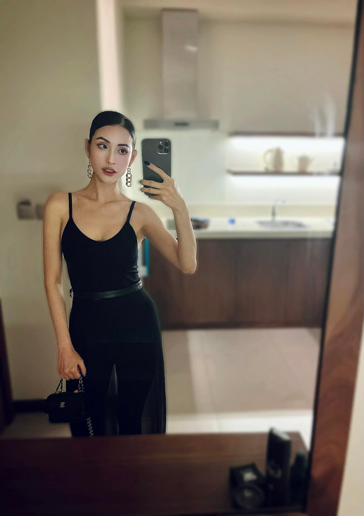 Mai Hồ là em họ của diễn viên Mai Thu Huyền.