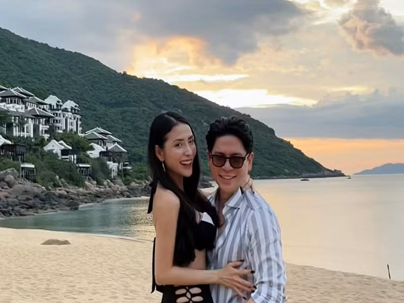 Thi thoảng, cô đăng tải hình ảnh bên chồng trẻ.