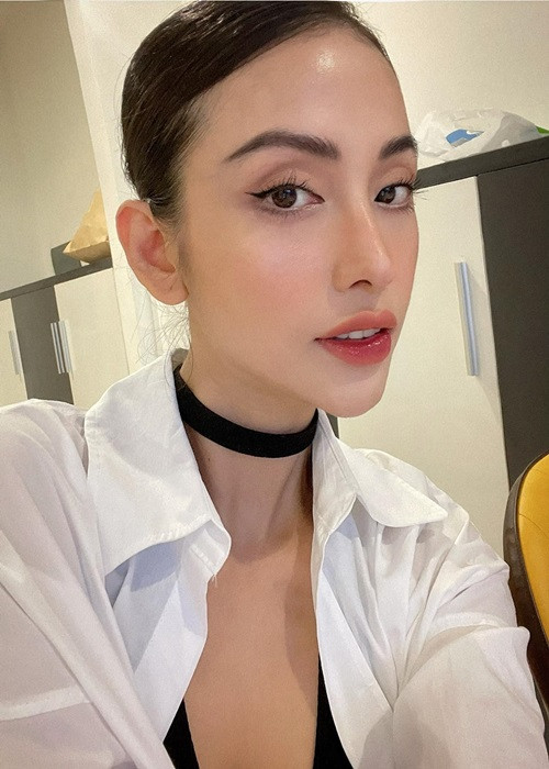 Mai Hồ từng là thủ khoa đầu vào khoa thanh nhạc của Nhạc viện TP.HCM năm 2005 (cùng khóa với Phạm Anh Khoa và Thảo Trang).