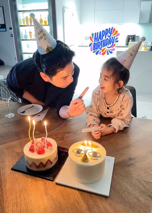 Vợ chồng Mai Hồ phân chia vai trò trong gia đình. Nam Bùi đóng vai thiên thần, còn Mai Hồ vào vai phản diện. "Hai em bé sợ mẹ nhất nhà nên vì thế rất yêu bố", Mai Hồ tiết lộ.