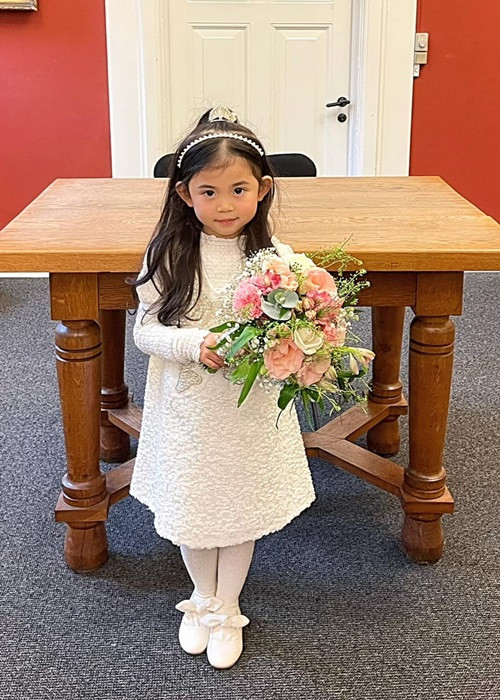 Mai Vi là con gái chung của Mai Hồ và Nam Bùi.