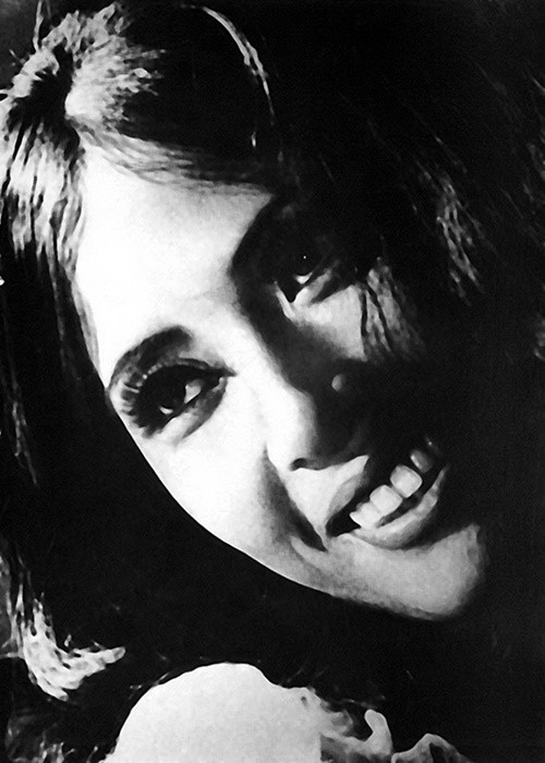 Nghệ sĩ Thụy Vân chia sẻ trên Saigon Tiếp thị, để thành công trong vai diễn, người diễn viên phải xem niềm vui, nỗi đau của nhân vật là niềm vui, nỗi đau của chính bản thân mình và không được khóc giả thì mới lột tả hết tâm trạng, cái thần sắc của vai diễn. Bà thường được các đạo diễn giao vào vai thể hiện nỗi đau của bà mẹ mất con, mất chồng trong chiến tranh. Ảnh: Saigon Tiếp thị