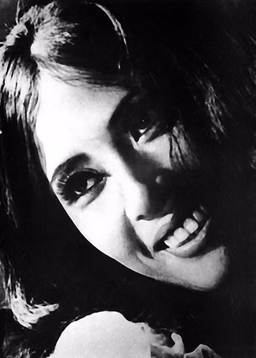 Nghệ sĩ Thụy Vân chia sẻ trên Saigon Tiếp thị, để thành công trong vai diễn, người diễn viên phải xem niềm vui, nỗi đau của nhân vật là niềm vui, nỗi đau của chính bản thân mình và không được khóc giả thì mới lột tả hết tâm trạng, cái thần sắc của vai diễn. Bà thường được các đạo diễn giao vào vai thể hiện nỗi đau của bà mẹ mất con, mất chồng trong chiến tranh. Ảnh: Saigon Tiếp thị