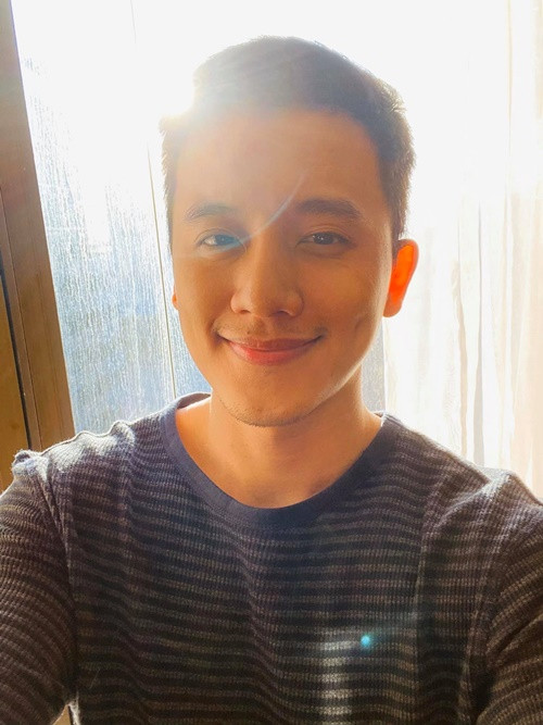 Được bố mẹ, bạn bè gợi ý, Mai Tài Phến thi vào trường ĐH Sân khấu - Điện ảnh TP.HCM. “Tôi vừa nộp hồ sơ xong là người nhận chốt cửa, khóa lại luôn. Đó đúng là cái duyên!”, anh kể lại. Ảnh: FBNV