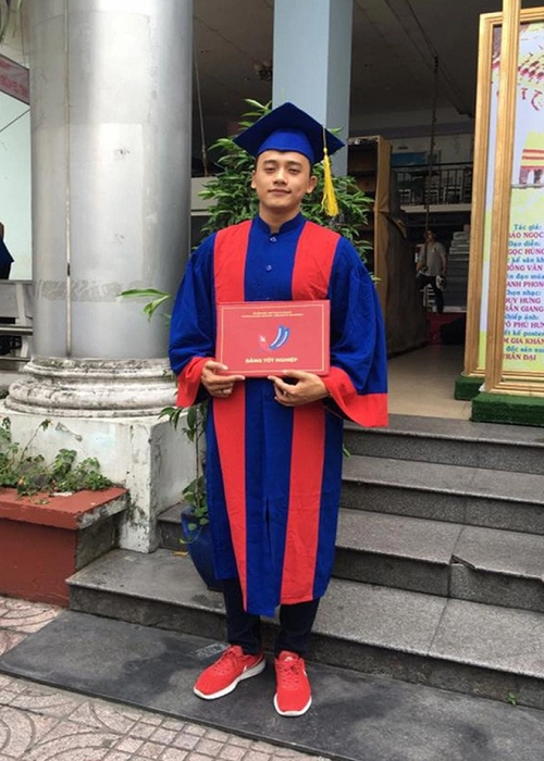 Sau khi tốt nghiệp loại giỏi trường ĐH Sân khấu - Điện ảnh TP.HCM, Mai Tài Phến miệt mài đóng vai quần chúng, đi chỉnh nhạc. Ảnh: Nhịp sống Việt