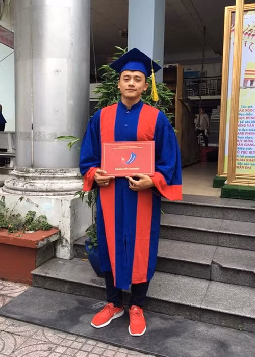 Sau khi tốt nghiệp loại giỏi trường ĐH Sân khấu - Điện ảnh TP.HCM, Mai Tài Phến miệt mài đóng vai quần chúng, đi chỉnh nhạc. Ảnh: Nhịp sống Việt