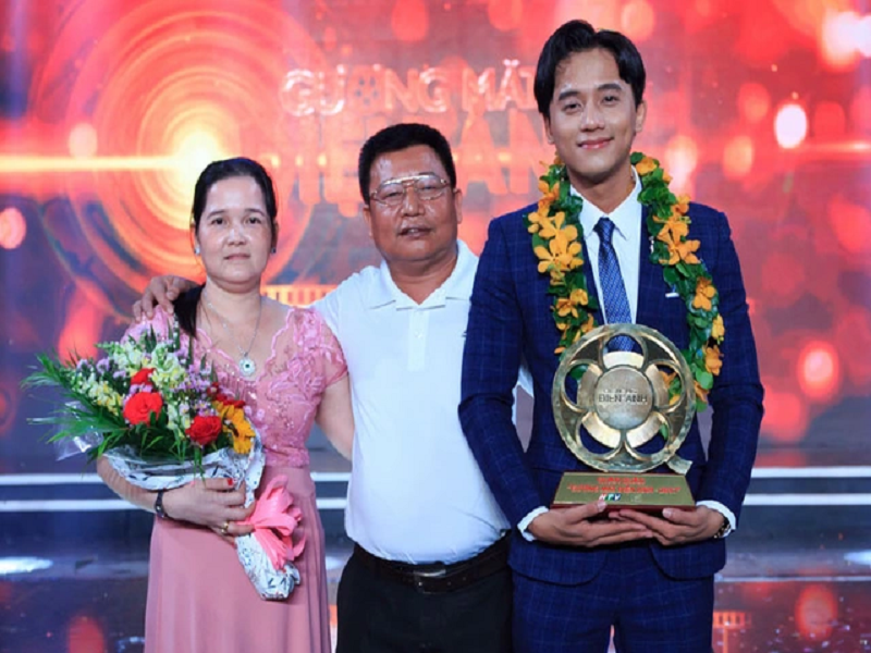 Tên tuổi của Mai Tài Phến được nhiều người biết đến khi anh giành giải quán quân Gương mặt điện ảnh năm 2017. Ảnh: Dân Trí