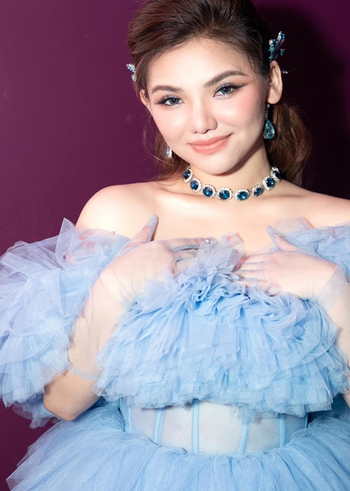 “Myra kín lịch đi diễn, chỉ có khoảng 2,3 ngày nghỉ trong một tháng. So với trước đây thì bận rộn hơn gấp 3-4 lần. Trước đó, khi ở Mỹ Myra đi học và cuối tuần thì đi hát, cũng khá bận rộn. Còn bây giờ thì ngày nào cũng đi hát và có những công việc cho mình làm”, giọng ca sinh năm 1999 chia sẻ. Ảnh: FBNV