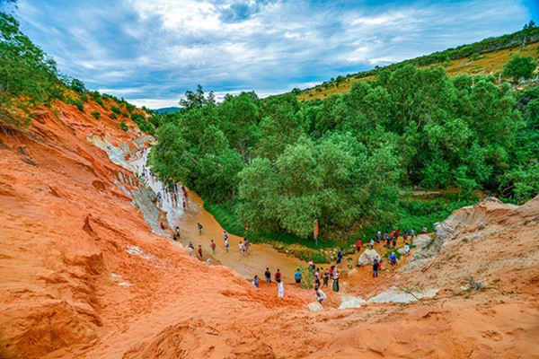 Ky la duoi doi cat co nguon nuoc khong lo, tao nen suoi tien