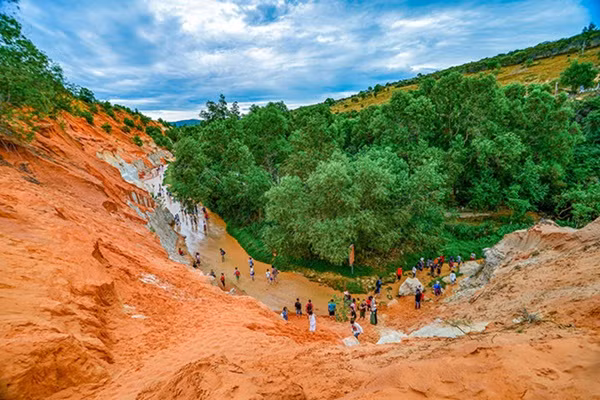 Ky la duoi doi cat co nguon nuoc khong lo, tao nen suoi tien