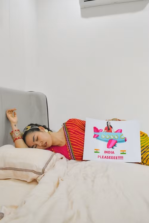 Ngay cả khi đi ngủ, nữ ca sĩ cũng cố gắng "xin" chồng tiền làm MV.