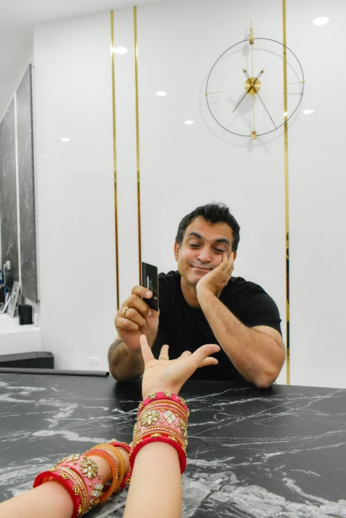 Võ Hạ Trâm và chồng doanh nhân độc lập tài chính sau khi kết hôn.