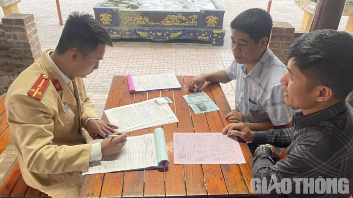 Vụ xe đầu kéo chở dầm quá khổ: Xử phạt hơn 369 triệu đồng - Hình 2 Vu xe dau keo cho dam qua kho: Xu phat hon 369 trieu dong-Hinh-2