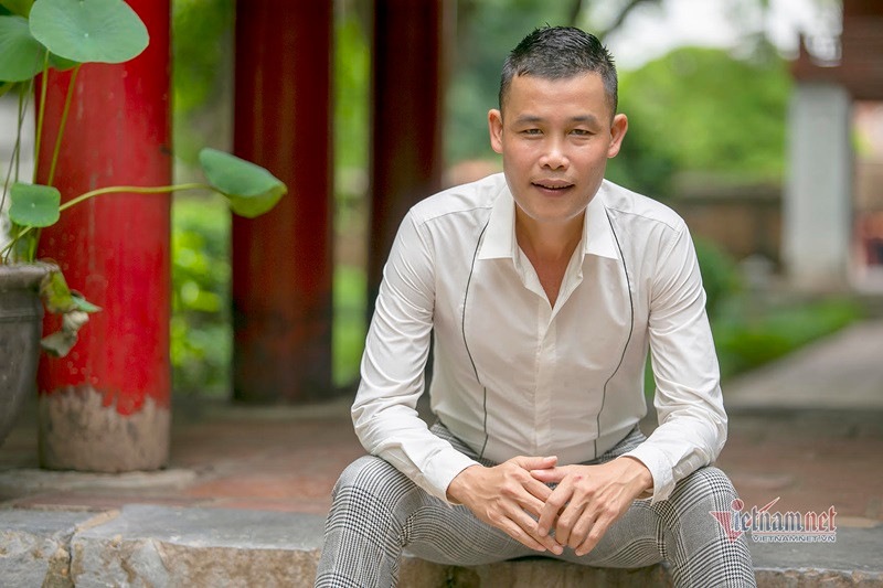 Khi còn là diễn viên nghèo không tên tuổi, Hiệp Gà yêu và kết hôn với cô gái làm nghề cắt tóc tên Thanh Quý. Nam diễn viên sau đó chia tay Thanh Quý để kết hôn với Thu Trang. Ảnh: Vietnamnet