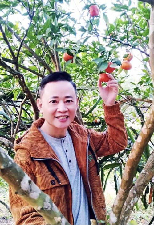 Bạn gái của Tùng Dương hoạt động trong lĩnh vực kinh doanh thời trang, kém anh 12 tuổi. Tuy không hoạt động nghệ thuật nhưng cô rất hiểu và thông cảm cho hoàn cảnh của Tùng Dương. Cặp đôi quen nhau tại một sự kiện và có thiện cảm với nhau ngay khi gặp gỡ. Ảnh: Bảo vệ công lý