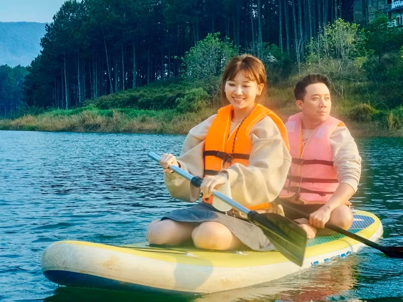 Đầu tháng 3, Trấn Thành bị một người tên V tố hành xử gây thất vọng ở rạp chiếu phim. Phía nam MC khẳng định, anh không hề “chen ngang, bao rạp chiếu phim” mà đã đặt vé từ trước. Sau ồn ào, Trấn Thành đi du lịch cùng bà xã Hari Won và nhóm bạn.