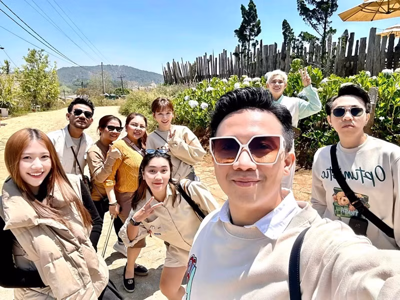 Trấn Thành từng đề ra quy định, ai trong nhóm mặc sai dresscode sẽ bị phạt 10 triệu đồng.