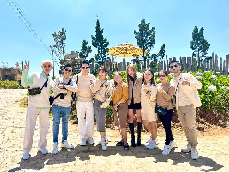 Vợ chồng Trấn Thành cùng hội bạn mặc trang phục ton sur ton như thường lệ.