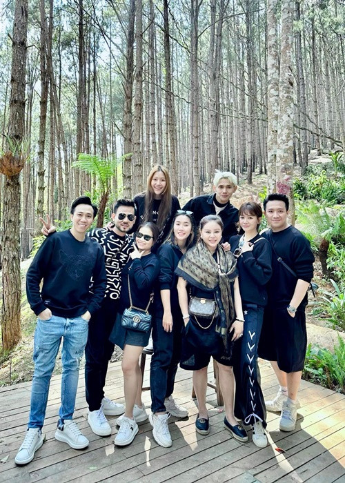 Trước khi rời Đà Lạt, nhóm của Trấn Thành diện trang phục tông đen.