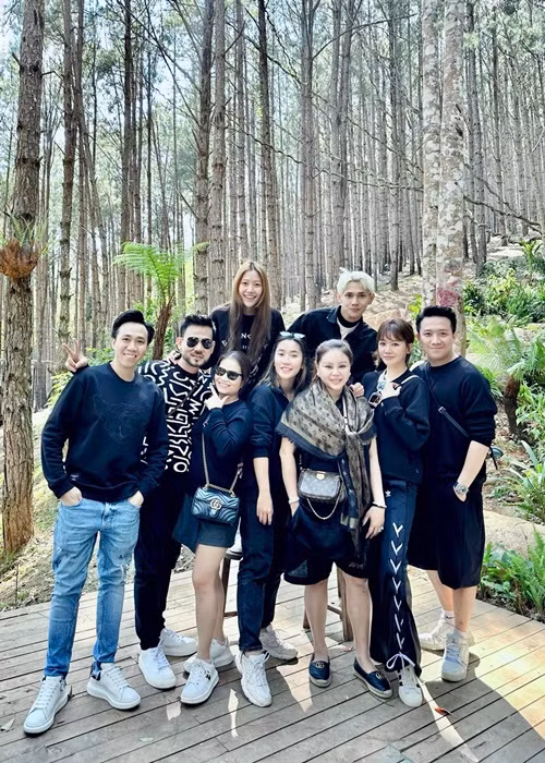 Trước khi rời Đà Lạt, nhóm của Trấn Thành diện trang phục tông đen.