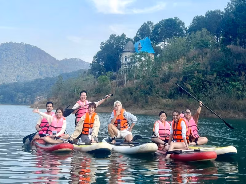 Nam MC cùng hội bạn thân đi chèo thuyền.