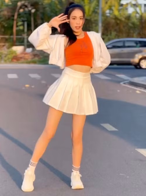 Sau Hoa hậu Việt Nam 2022, Ngọc Hằng tích cực chia sẻ các video nhảy múa khoe tài năng âm nhạc, những bí kíp về việc ăn chay, sống xanh.