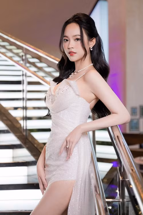 Nàng hậu gốc Thanh Hóa ngày càng xinh đẹp, gợi cảm.