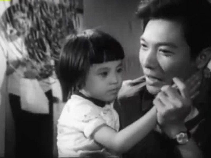 Nghệ sĩ Hà Văn Trọng đảm nhận vai cha của bé Ngọc Hà trong "Em bé Hà Nội". Sau đó, ông đóng nhiều bộ phim như "Luật đời", "Đất và người", "Phía cuối cầu vồng", "Cổ cồn trắng” trong series "Cảnh sát hình sự" (vai Thiếu tướng). Ảnh: VFS