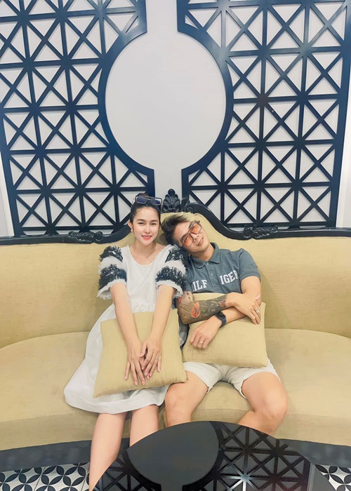 Khánh Đơn gội đầu cho bà xã, phụ vợ chăm sóc và chơi với con, tặng vợ nhiều món quà giá trị, sẵn sàng nấu ăn, dọn dẹp.