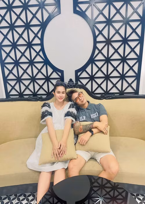 Khánh Đơn gội đầu cho bà xã, phụ vợ chăm sóc và chơi với con, tặng vợ nhiều món quà giá trị, sẵn sàng nấu ăn, dọn dẹp.