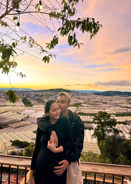 Chân dài sinh năm 1995 luôn được chồng hơn 8 tuổi chiều chuộng.