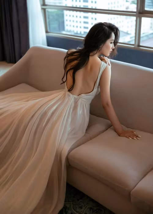 Sở hữu ba vòng quyến rũ, nàng hậu "cân" mọi phong cách. Ảnh: FBNV