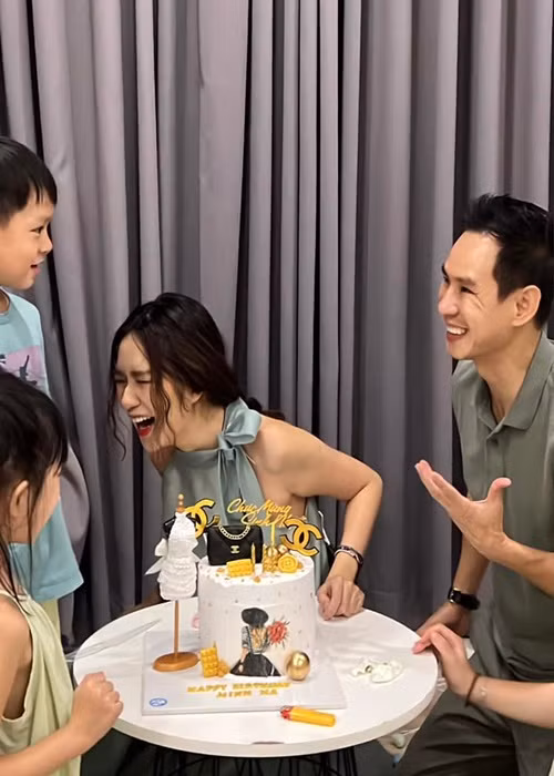 Tiệc sinh nhật của bà xã Lý Hải rất đơn giản. Ảnh: FBNV