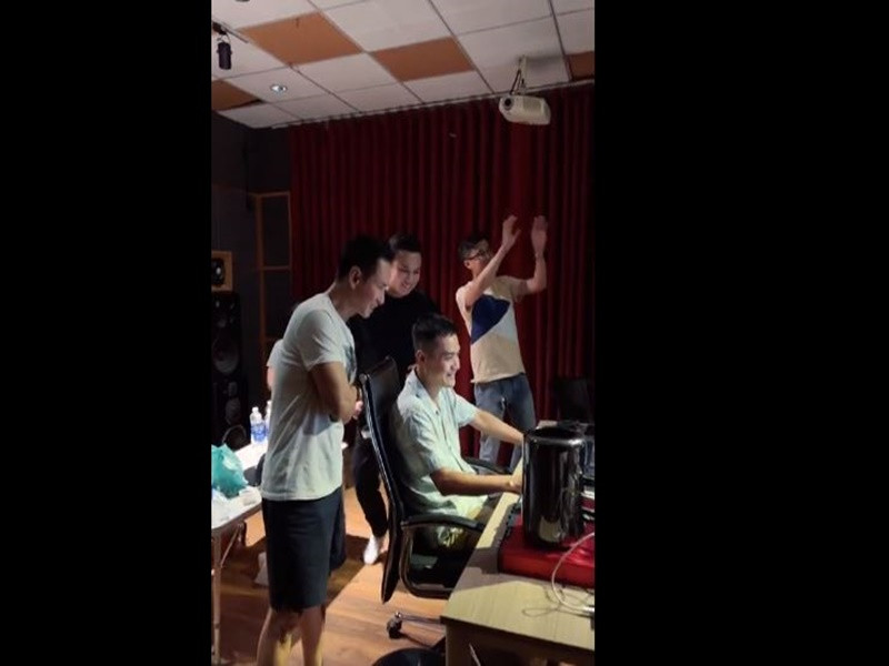 Vào ngày 22/3, Lý Hải xuất hiện trong livestream đến phòng thu làm việc cùng ê-kíp. Ảnh chụp màn hình