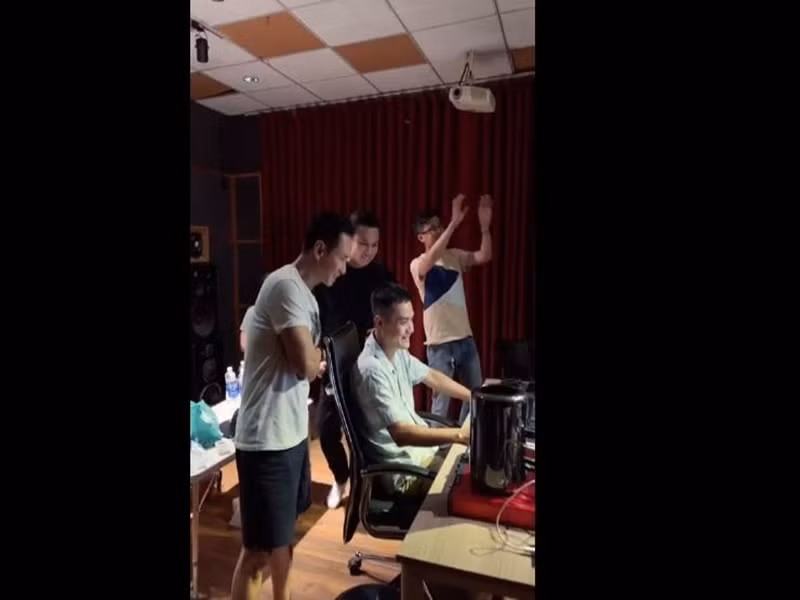 Vào ngày 22/3, Lý Hải xuất hiện trong livestream đến phòng thu làm việc cùng ê-kíp. Ảnh chụp màn hình