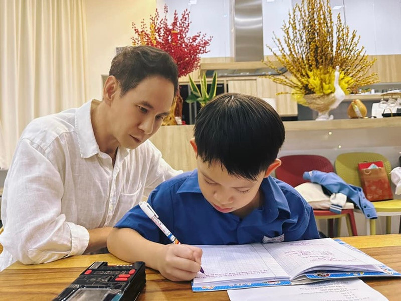 Ngày 25/3, bà xã Lý Hải chia sẻ hình ảnh chồng kèm con trai học. Ảnh: FBNV