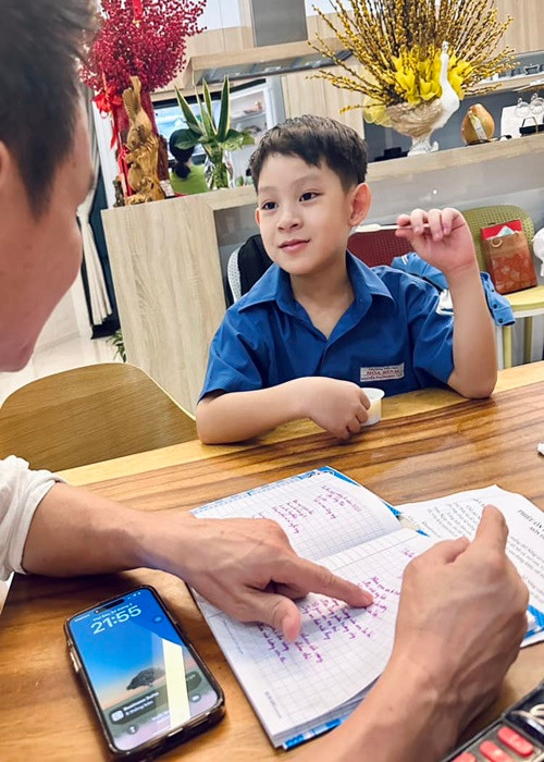 Có thể thấy, những ngày qua, cuộc sống của nam đạo diễn phim "Lật mặt" vẫn diễn ra bình thường. Ảnh: FBNV