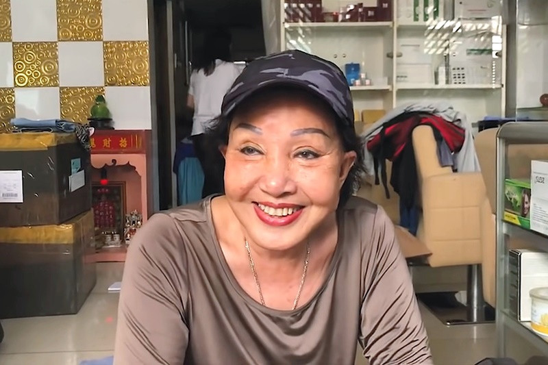 Chia sẻ với Vietnamnet năm 2021, Hồng Nga cho biết, bà được vợ chồng con trai chăm sóc chu đáo từng bữa ăn giấc ngủ. Ảnh: Vietnamnet