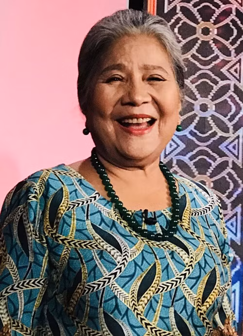 Nghệ sĩ Lê Thiện luôn tươi vui, truyền năng lượng tích cực đến người xung quanh. “Tôi là mẫu người không thích để nỗi buồn xâm chiếm mình. Hễ còn gặp nhau thì cứ vui, ngay cả trong lúc căng thẳng nhất vẫn có những chỗ lấy được tiếng cười để cho đời thêm vui”, bà chia sẻ. Ảnh: Người lao động