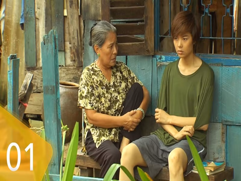 Ngày còn trẻ, nghệ sĩ Lê Thiện tạo dấu ấn qua những vai diễn trong các tác phẩm như “Rạng ngọc Côn Sơn”, “Ánh sáng phù du”, “Thạch Sanh - Lý Thông”. Khi về già, nữ nghệ sĩ sinh năm 1945 đóng nhiều bộ phim truyền hình như: “Vừa đi vừa khóc”, “Dù gió có thổi”, "Cá rô em yêu anh". Nhiều khán giả ưu ái đặt biệt danh cho bà là “bà nội quốc dân” bởi hàng loạt vai diễn bà nội phúc hậu. Ảnh: VTV