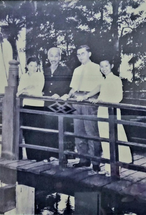 NSƯT Lê Thiện (ngoài cùng bên trái) từng vinh dự được chụp ảnh với Bác Hồ. Theo Tiền Phong, khi đóng chim hạc trong vở cải lương “Hạc chiều", bà đã múa tại Phủ Chủ tịch. "Thời ấy khó khăn, diễn viên không có đôi giày đúng chuẩn dành cho múa ba lê nên tôi bị đau chân. Bác Hồ đã biết điều đó nên sau buổi diễn Bác cho người đến hỏi thăm tôi”, nữ nghệ sĩ kể. Ảnh: Tiền Phong