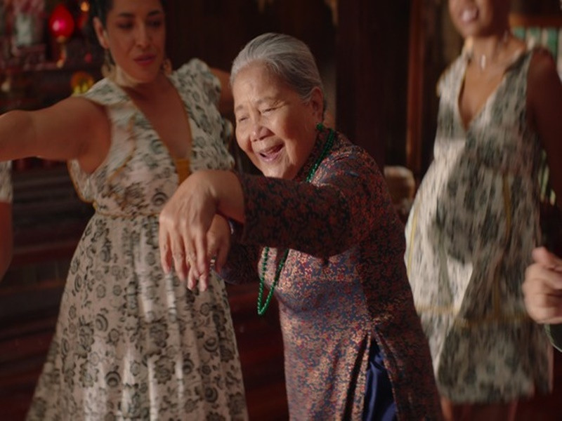 Trong phân cảnh buổi tiệc ngày Tết, NSƯT Lê Thiện mặc áo dài chào đón những vị khách nước ngoài trong ngôi nhà cổ. Ảnh: Tiền Phong