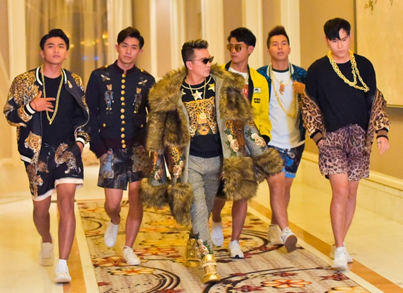 Chi 1,5 tỷ cho trang phục trong MV “Hello”, Đàm Vĩnh Hưng bị antifan chê bài. Anh nhanh chóng đáp trả: “Con nít con nôi, mới có bây lớn mà bày đặt lên giọng như mình am hiểu lắm, kiến thức thì kém mà cứ thích chứng minh. Chú thách con tìm ra được bộ nào dị hợm của chú. Mặc đồ hiệu mà con gọi là trang phục xa rời công chúng? Chú có tiền thì chú mới mua được đồ hiệu con nhé, không giống với bộ đồ y như cái giẻ lau mà các con đang mặc”. Ảnh: Dân Việt