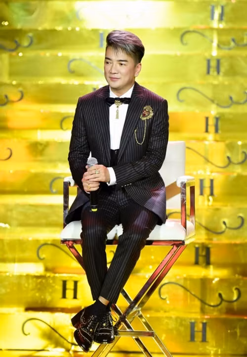 Không ít người cho rằng Đàm Vĩnh Hưng đang thể hiện sự ngông của mình trong cách đặt tên phim. Một số khán giả thắc mắc, nam ca sĩ đã có những cống hiến gì để tự xưng là “vua”. Ảnh: Vietnamnet