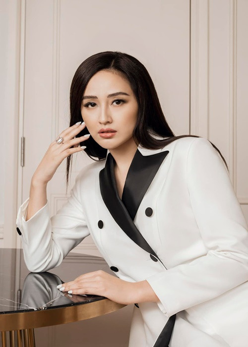 Vài năm trở lại đây, Mai Phương Thúy chăm đầu tư chứng khoán. Tháng 4/2022, nhìn thị trường chứng khoán biến động, cô chia sẻ: "Mấy ngày qua mình vẫn cắt tóc, gội đầu, ăn chơi xả láng, cũng thấy có vấn đề gì đâu mọi người!". Ảnh: FBNV