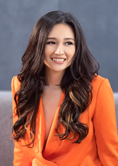 “Tôi đầu tư phim này khi nhận được lời mời của công ty sản xuất. Trong sự nghiệp đầu tư của mình thì đầu tư phim ảnh, các chương trình giải trí cũng là một nhánh nên tôi coi đây là một cơ duyên tốt để bắt đầu. Tôi đồng ý đầu tư vì tin tưởng vào tay nghề của chị Kathy Uyên và ê-kíp. Tôi chọn phim vì đạo diễn trước, rồi kịch bản sau đó mới là diễn viên", Mai Phương Thúy chia sẻ trên VOV. Ảnh: FBNV