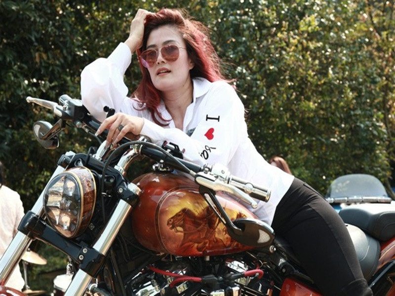 Thời gian rảnh, nữ diễn viên đọc những cuốn sách hay giúp ích cho việc nuôi dạy con và tốt cho công việc kinh doanh. Ảnh: Tiền Phong