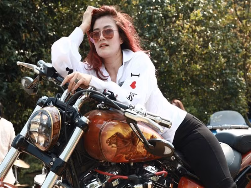 Thời gian rảnh, nữ diễn viên đọc những cuốn sách hay giúp ích cho việc nuôi dạy con và tốt cho công việc kinh doanh. Ảnh: Tiền Phong